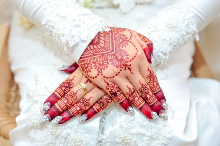 Quelle est la signification du henné marocain dans les mariages traditionnels ?