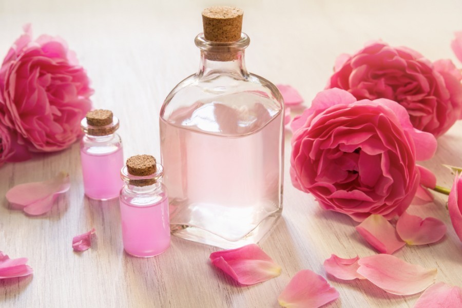 Comment on fait de l'eau de rose ?