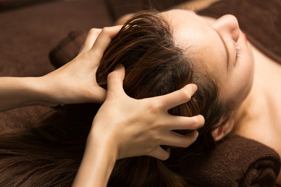 Massage des cheveux : quels bienfaits ?